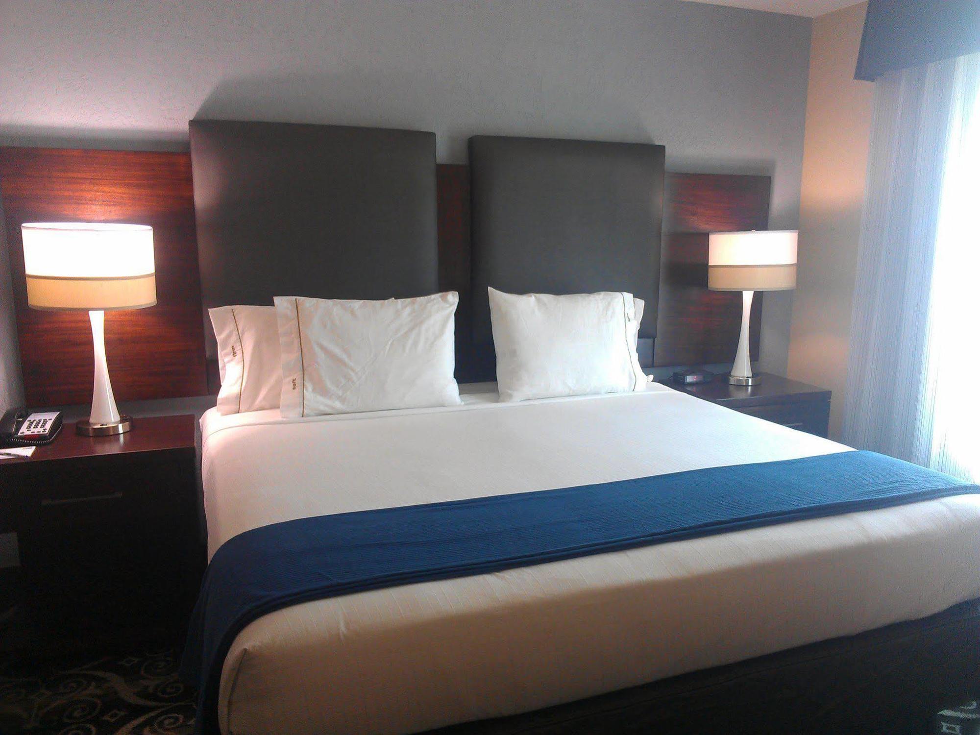 Holiday Inn Express Hotel & Suites North Kansas City By Ihg Buitenkant foto