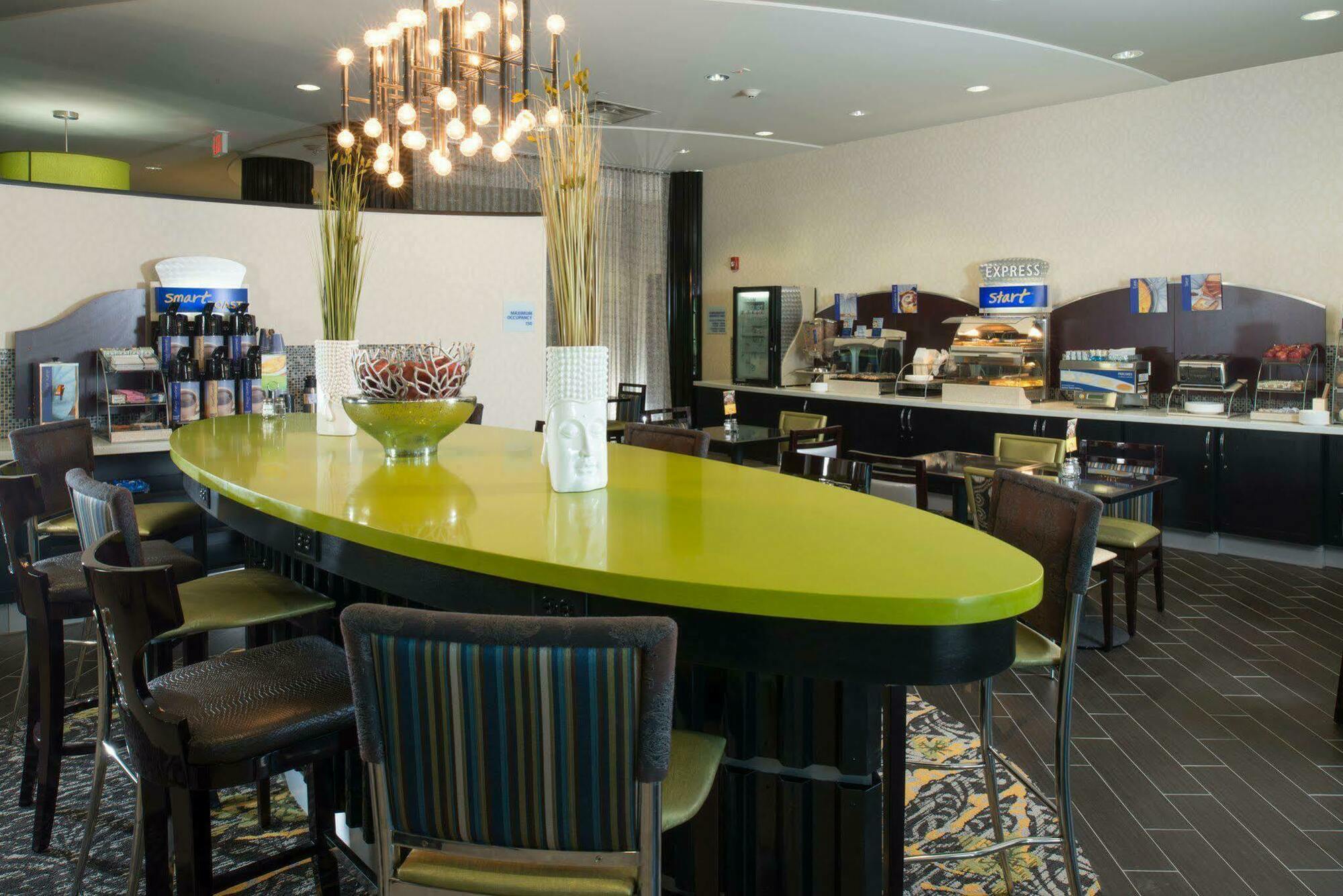 Holiday Inn Express Hotel & Suites North Kansas City By Ihg Buitenkant foto