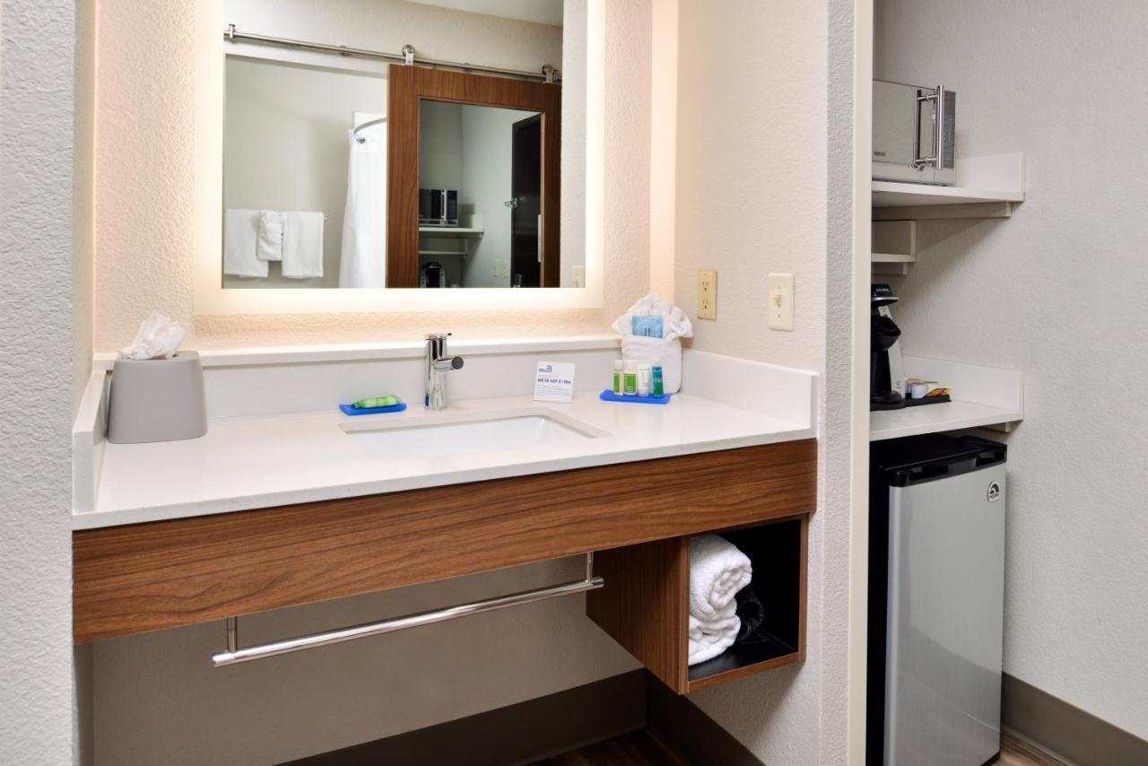 Holiday Inn Express Hotel & Suites North Kansas City By Ihg Buitenkant foto